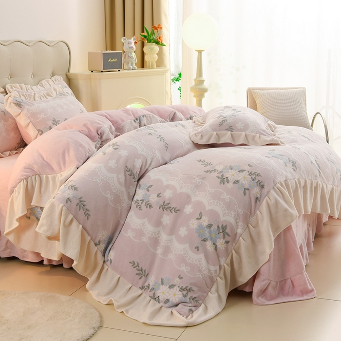 91家纺网 家纺一手货源 找家纺 德比尔斯  2025新款韩版白色花边雕花烂花牛奶绒四件套 安妮粉