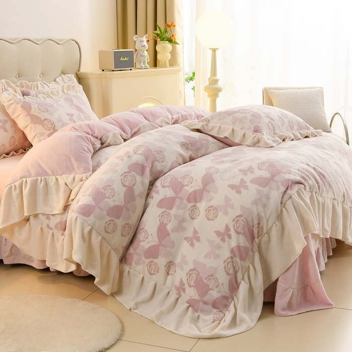 91家纺网 家纺一手货源 找家纺 德比尔斯  2025新款韩版白色花边雕花烂花牛奶绒四件套 蝶恋花粉