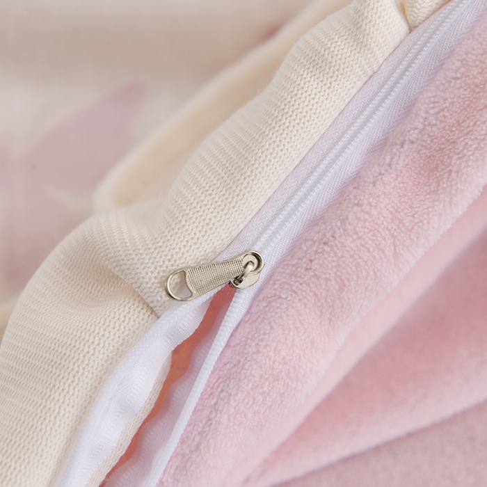 91家纺网 家纺一手货源 找家纺 德比尔斯  2025新款韩版白色花边雕花烂花牛奶绒四件套 蝶恋花粉