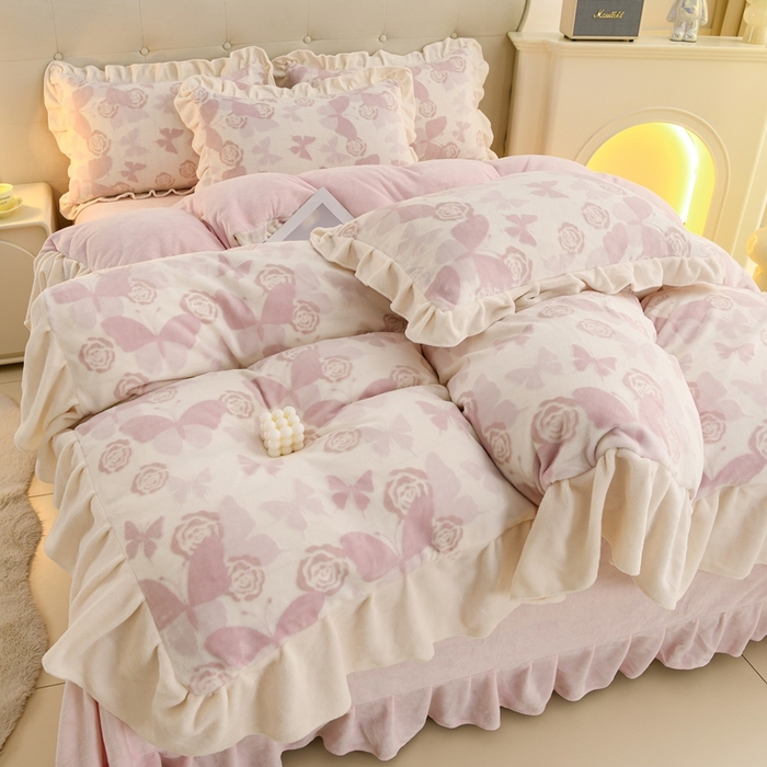 91家纺网 家纺一手货源 找家纺 德比尔斯  2025新款韩版白色花边雕花烂花牛奶绒四件套 蝶恋花粉