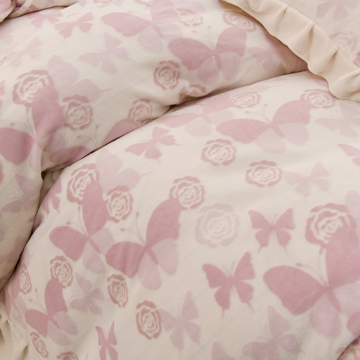 91家纺网 家纺一手货源 找家纺 德比尔斯  2025新款韩版白色花边雕花烂花牛奶绒四件套 蝶恋花粉