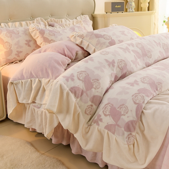 91家纺网 家纺一手货源 找家纺 德比尔斯  2025新款韩版白色花边雕花烂花牛奶绒四件套 蝶恋花粉