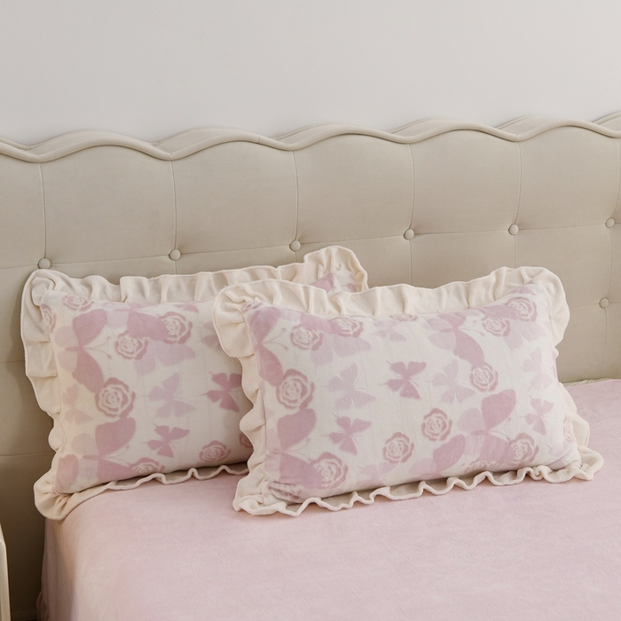 91家纺网 家纺一手货源 找家纺 德比尔斯  2025新款韩版白色花边雕花烂花牛奶绒四件套 蝶恋花粉