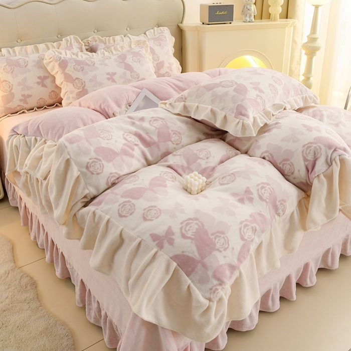 91家纺网 家纺一手货源 找家纺 德比尔斯  2025新款韩版白色花边雕花烂花牛奶绒四件套 蝶恋花粉