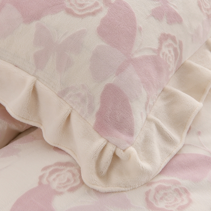 91家纺网 家纺一手货源 找家纺 德比尔斯  2025新款韩版白色花边雕花烂花牛奶绒四件套 蝶恋花粉