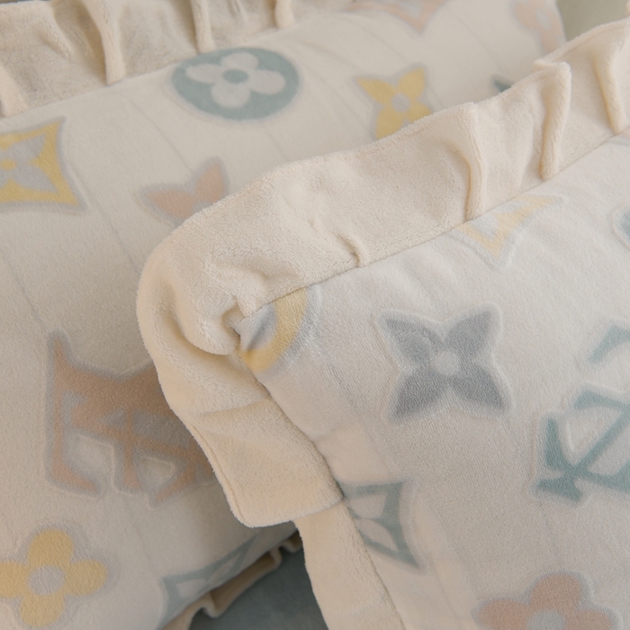 91家纺网 家纺一手货源 找家纺 德比尔斯  2025新款韩版白色花边雕花烂花牛奶绒四件套 时尚巴黎