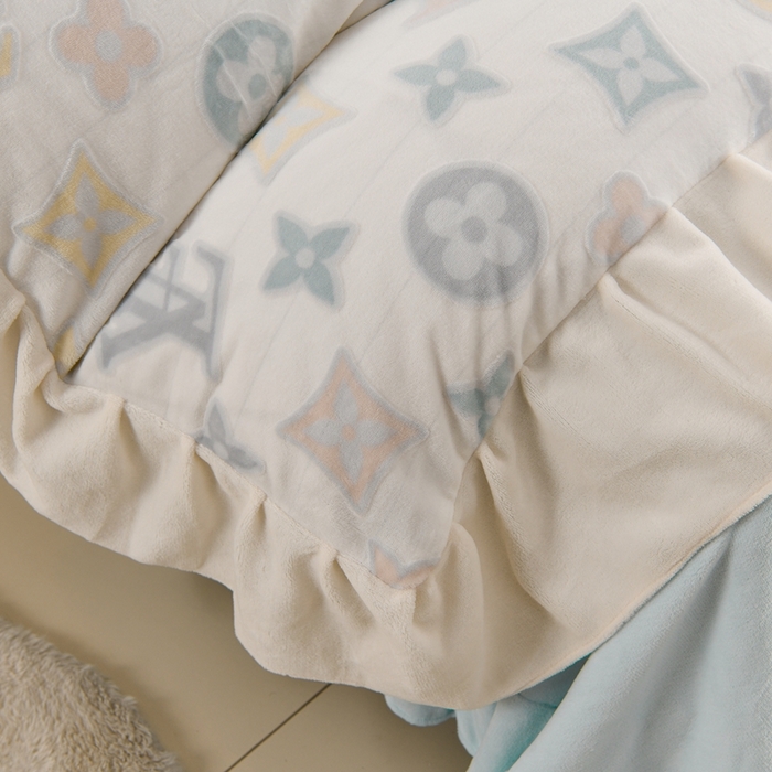 91家纺网 家纺一手货源 找家纺 德比尔斯  2025新款韩版白色花边雕花烂花牛奶绒四件套 时尚巴黎