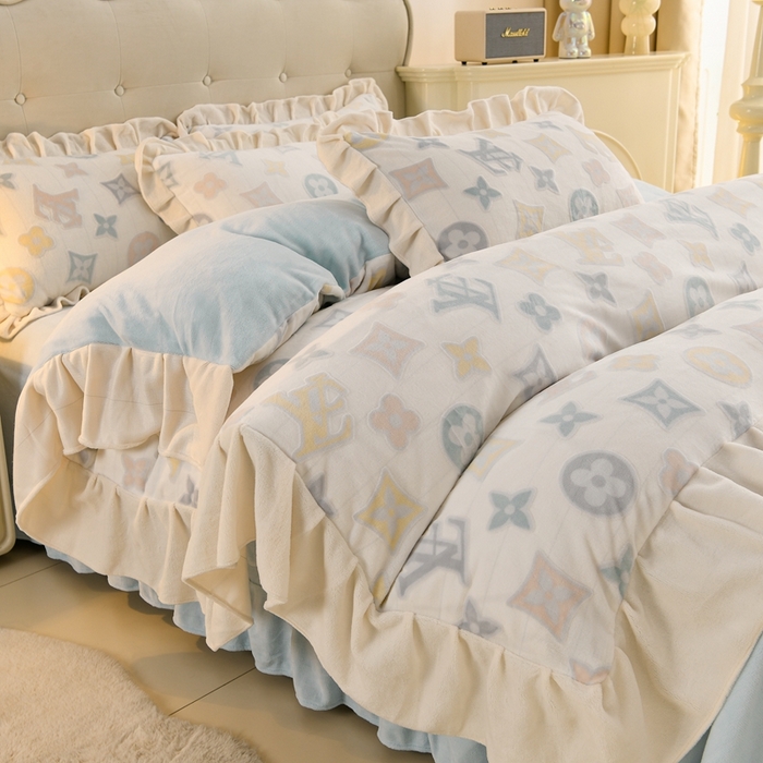 91家纺网 家纺一手货源 找家纺 德比尔斯  2025新款韩版白色花边雕花烂花牛奶绒四件套 时尚巴黎