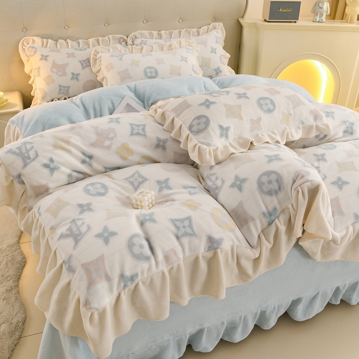 91家纺网 家纺一手货源 找家纺 德比尔斯  2025新款韩版白色花边雕花烂花牛奶绒四件套 时尚巴黎