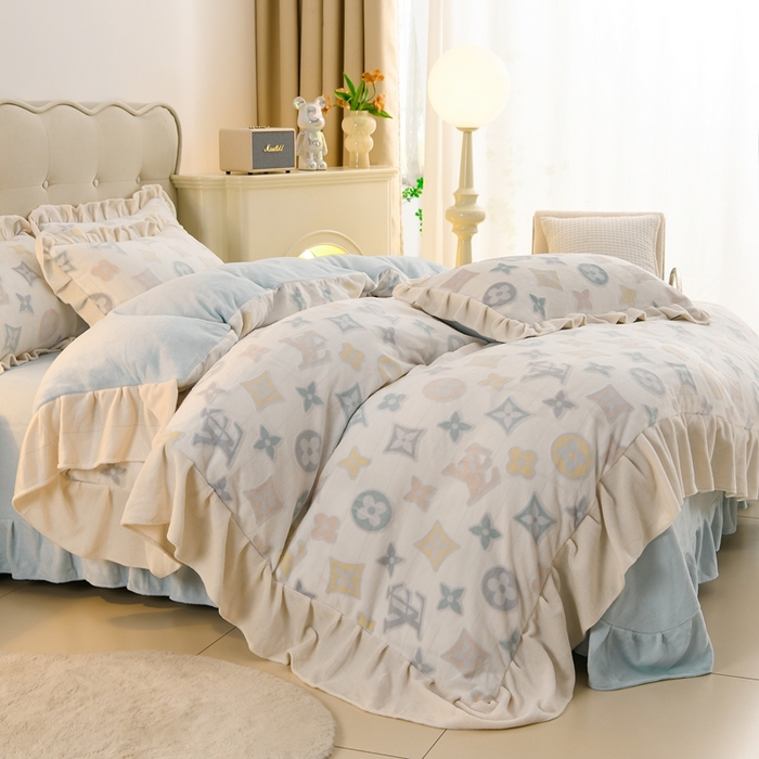 91家纺网 家纺一手货源 找家纺 德比尔斯  2025新款韩版白色花边雕花烂花牛奶绒四件套 时尚巴黎