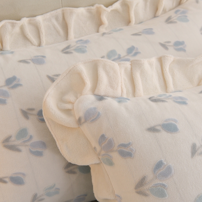 91家纺网 家纺一手货源 找家纺 德比尔斯  2025新款韩版白色花边雕花烂花牛奶绒四件套 郁金香蓝