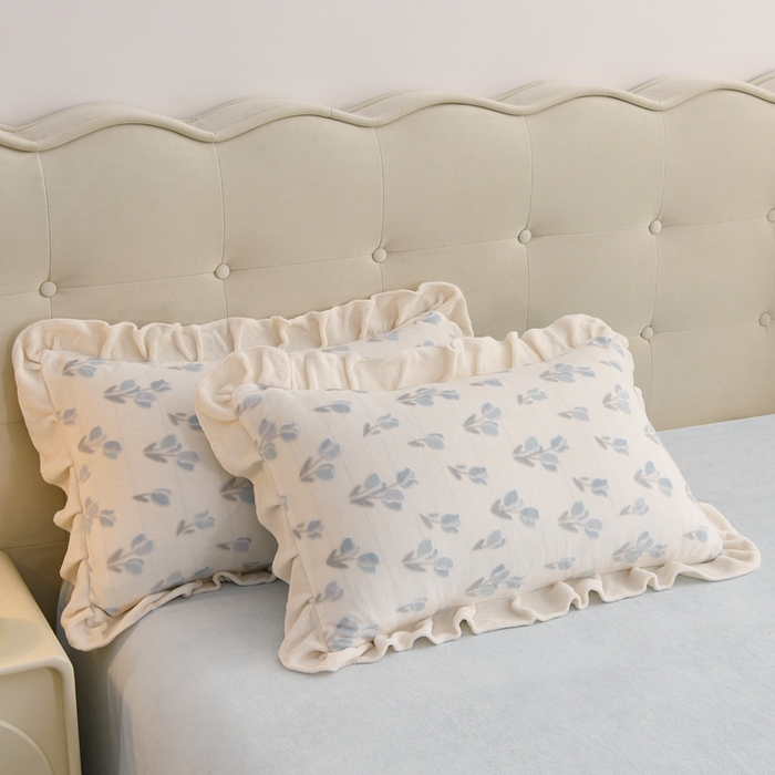 91家纺网 家纺一手货源 找家纺 德比尔斯  2025新款韩版白色花边雕花烂花牛奶绒四件套 郁金香蓝