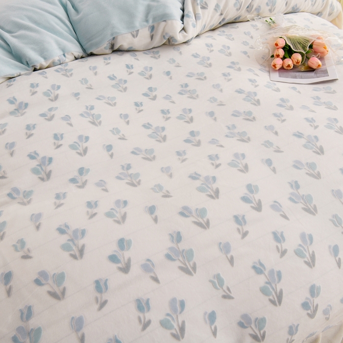 91家纺网 家纺一手货源 找家纺 德比尔斯  2025新款韩版白色花边雕花烂花牛奶绒四件套 郁金香蓝