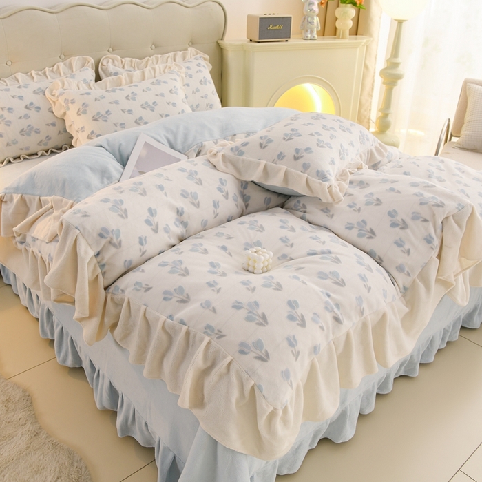 91家纺网 家纺一手货源 找家纺 德比尔斯  2025新款韩版白色花边雕花烂花牛奶绒四件套 郁金香蓝