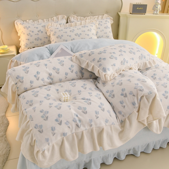 91家纺网 家纺一手货源 找家纺 德比尔斯  2025新款韩版白色花边雕花烂花牛奶绒四件套 郁金香蓝