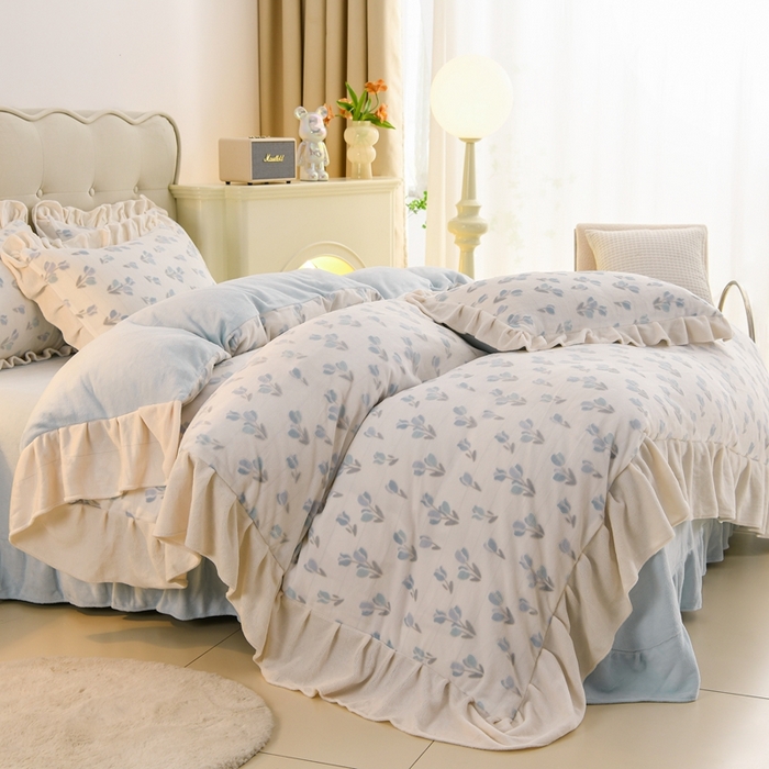 91家纺网 家纺一手货源 找家纺 德比尔斯  2025新款韩版白色花边雕花烂花牛奶绒四件套 郁金香蓝