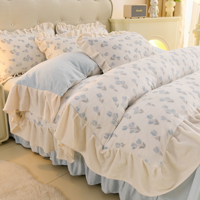 91家纺网 家纺一手货源 找家纺 德比尔斯  2025新款韩版白色花边雕花烂花牛奶绒四件套 郁金香蓝