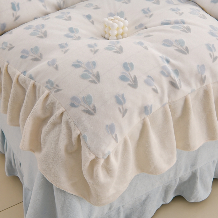 91家纺网 家纺一手货源 找家纺 德比尔斯  2025新款韩版白色花边雕花烂花牛奶绒四件套 郁金香蓝