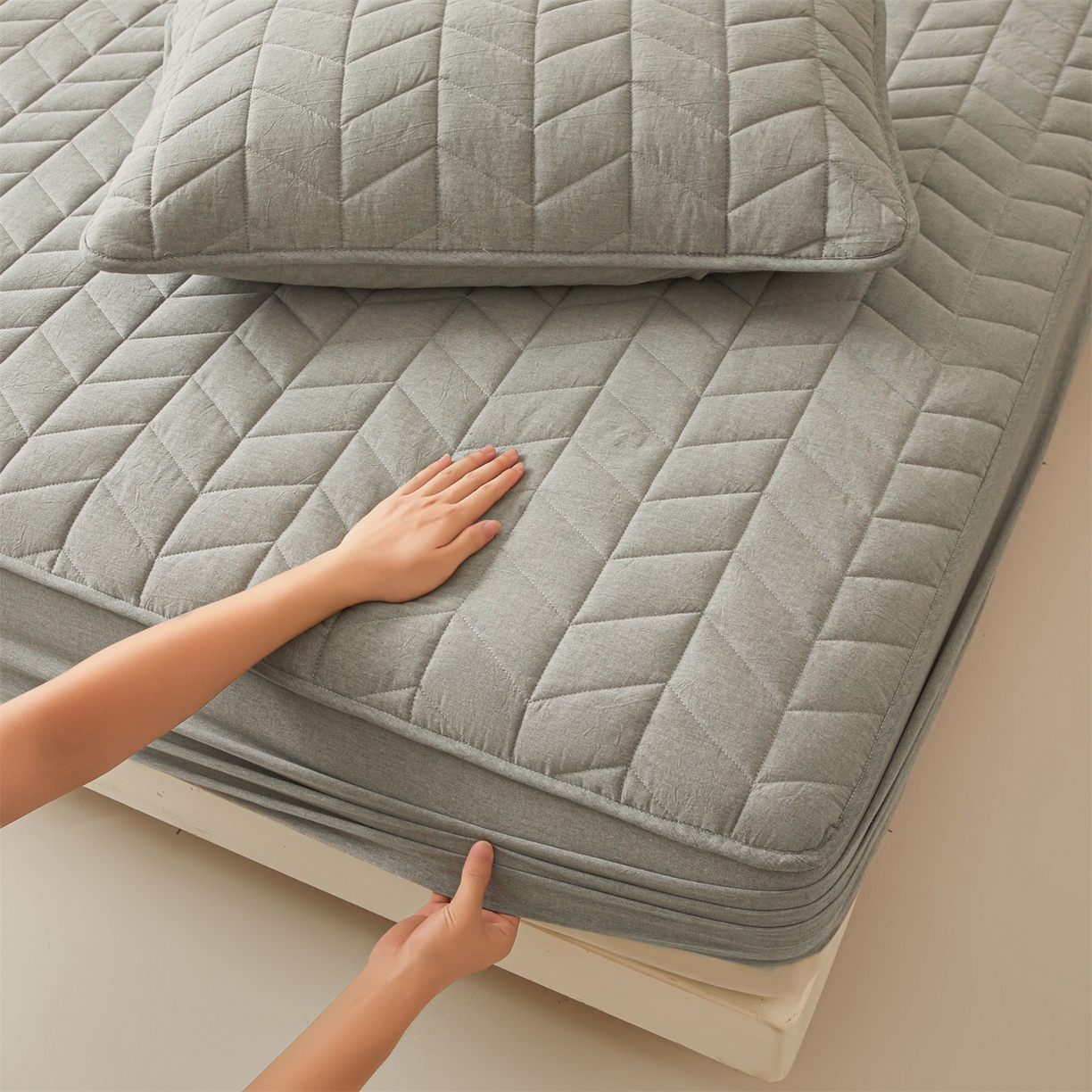 91家纺网 家纺一手货源 找家纺 优眠坊 2025新品全棉色织水洗棉纯棉夹棉抗菌绗缝床笠-幻格系列 幻格-幻影灰