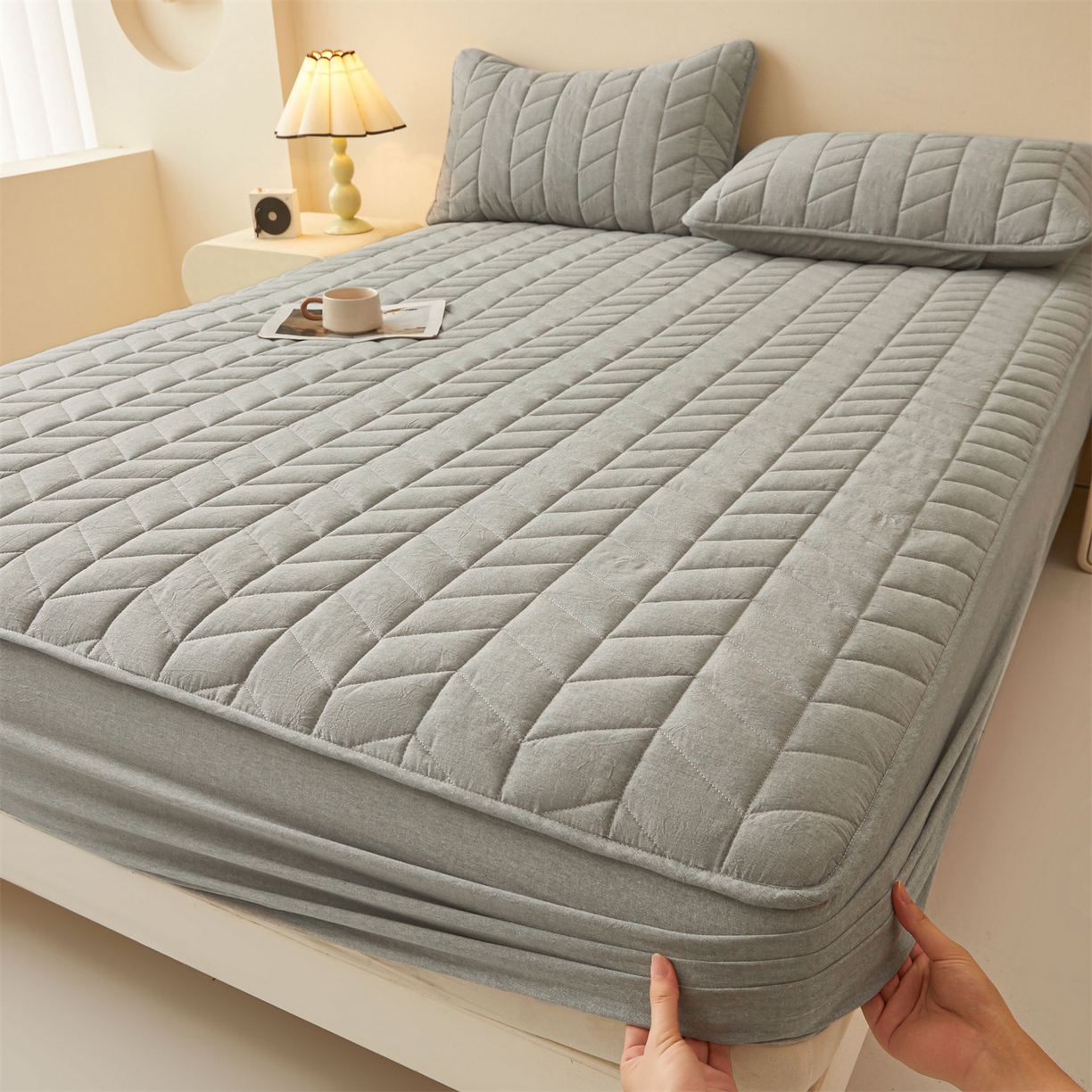 91家纺网 家纺一手货源 找家纺 优眠坊 2025新品全棉色织水洗棉纯棉夹棉抗菌绗缝床笠-幻格系列 幻格-幻影灰