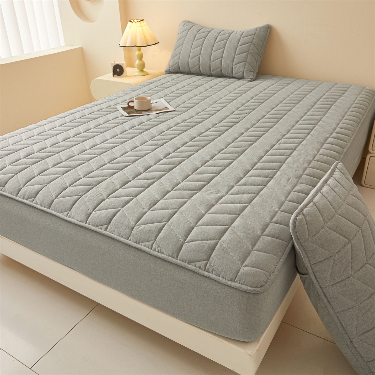 91家纺网 家纺一手货源 找家纺 优眠坊 2025新品全棉色织水洗棉纯棉夹棉抗菌绗缝床笠-幻格系列 幻格-幻影灰