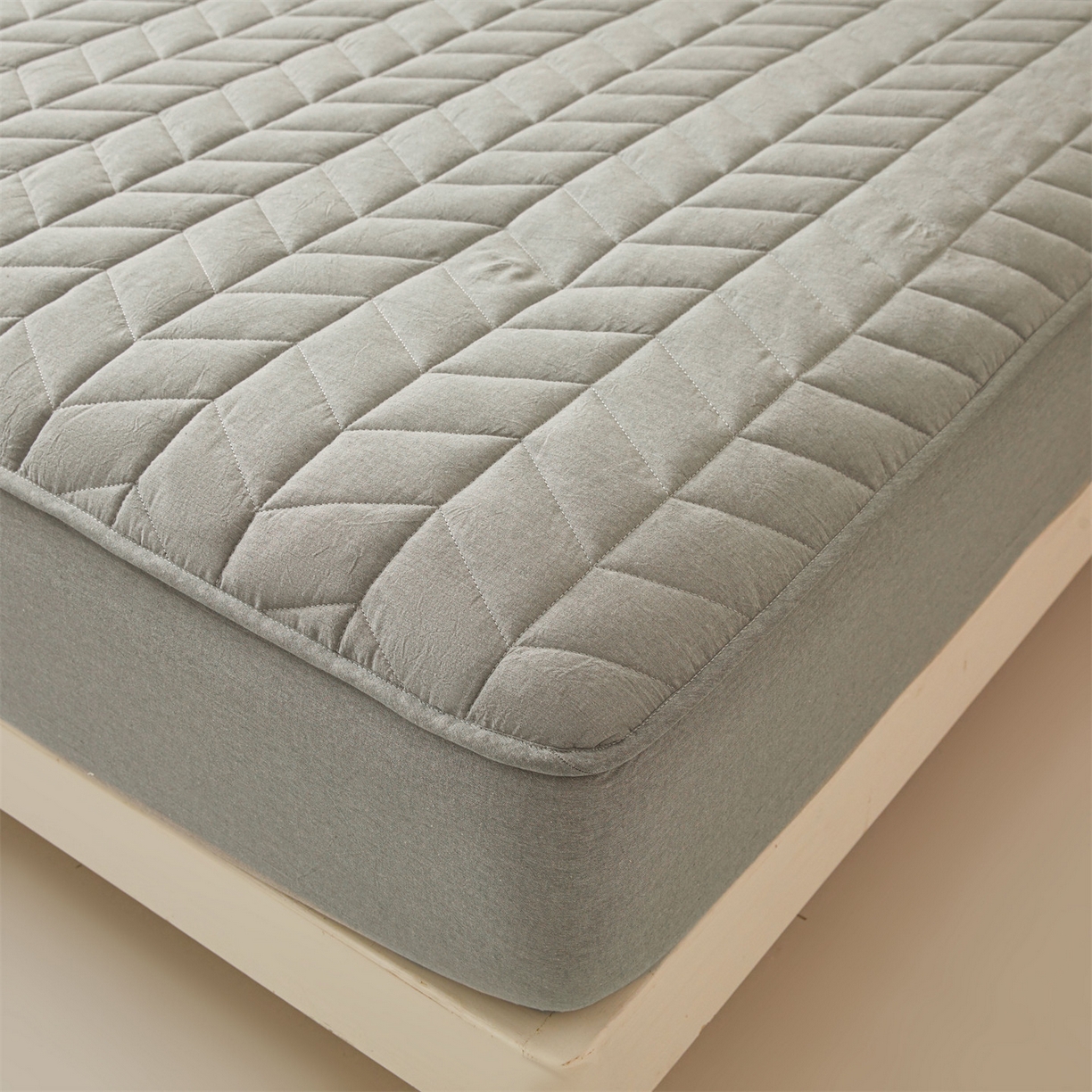 91家纺网 家纺一手货源 找家纺 优眠坊 2025新品全棉色织水洗棉纯棉夹棉抗菌绗缝床笠-幻格系列 幻格-幻影灰