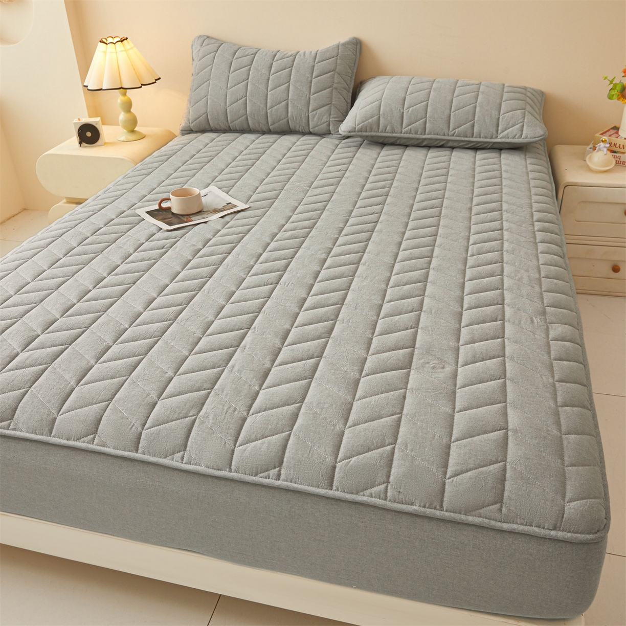 91家纺网 家纺一手货源 找家纺 优眠坊 2025新品全棉色织水洗棉纯棉夹棉抗菌绗缝床笠-幻格系列 幻格-幻影灰