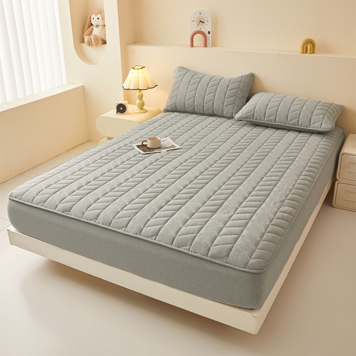 91家纺网 家纺一手货源 找家纺 优眠坊 2025新品全棉色织水洗棉纯棉夹棉抗菌绗缝床笠-幻格系列 幻格-幻影灰