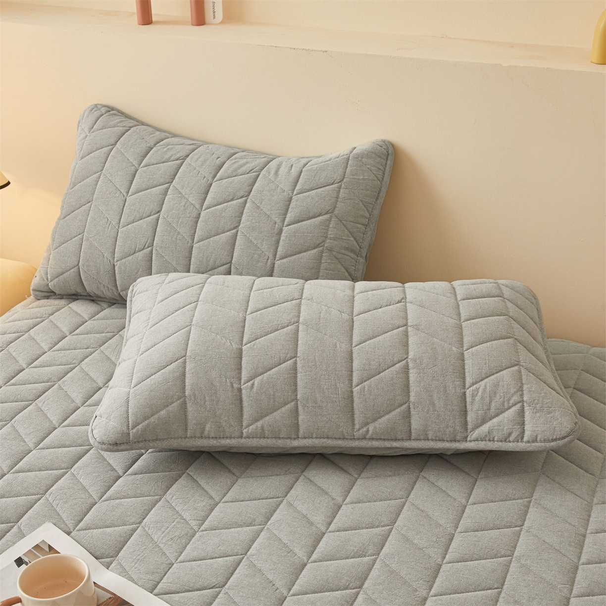 91家纺网 家纺一手货源 找家纺 优眠坊 2025新品全棉色织水洗棉纯棉夹棉抗菌绗缝床笠-幻格系列 幻格-幻影灰