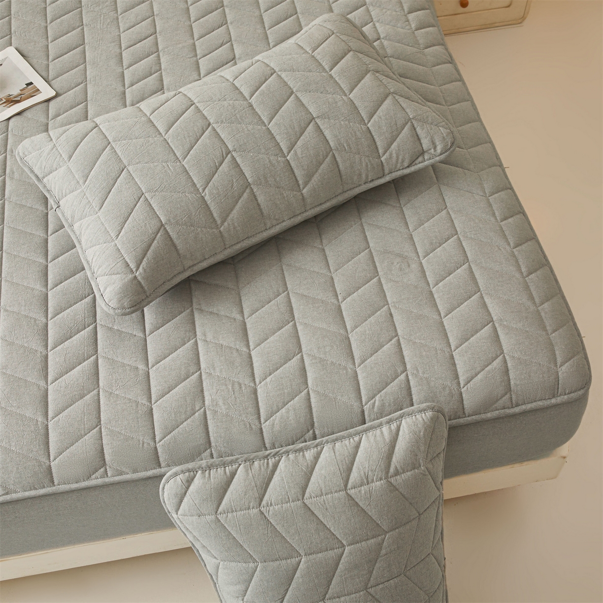 91家纺网 家纺一手货源 找家纺 优眠坊 2025新品全棉色织水洗棉纯棉夹棉抗菌绗缝床笠-幻格系列 幻格-幻影灰