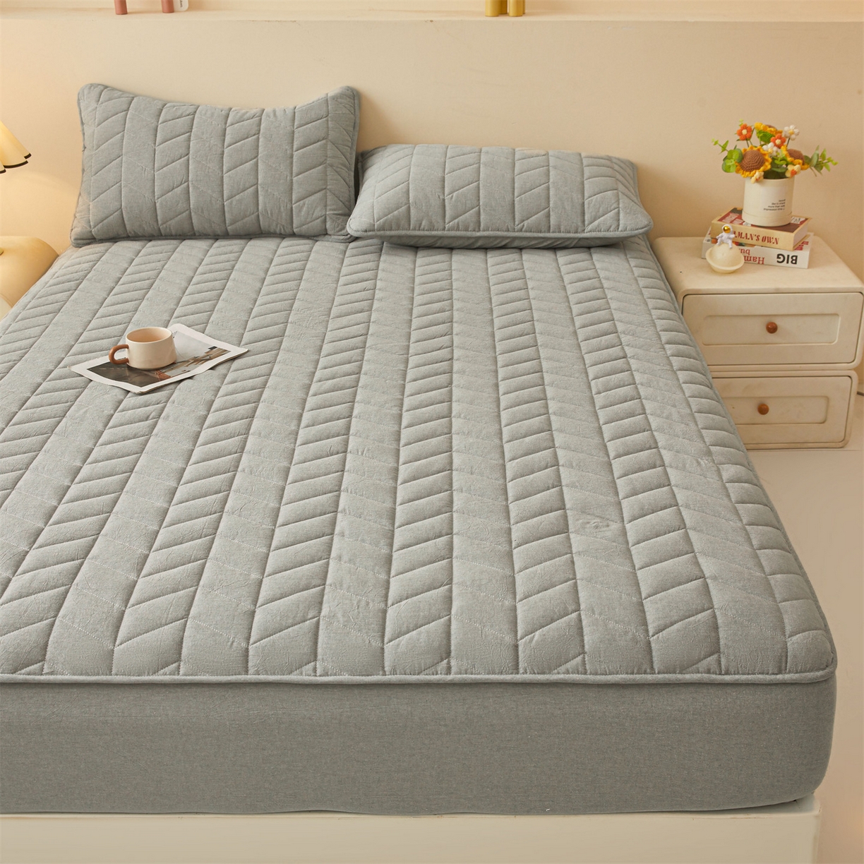 91家纺网 家纺一手货源 找家纺 优眠坊 2025新品全棉色织水洗棉纯棉夹棉抗菌绗缝床笠-幻格系列 幻格-幻影灰