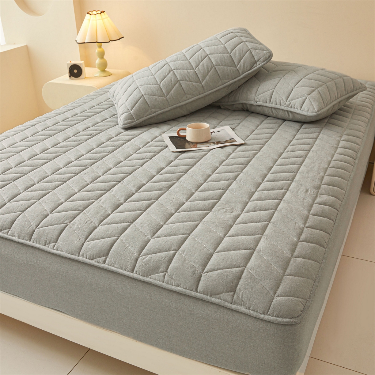 91家纺网 家纺一手货源 找家纺 优眠坊 2025新品全棉色织水洗棉纯棉夹棉抗菌绗缝床笠-幻格系列 幻格-幻影灰