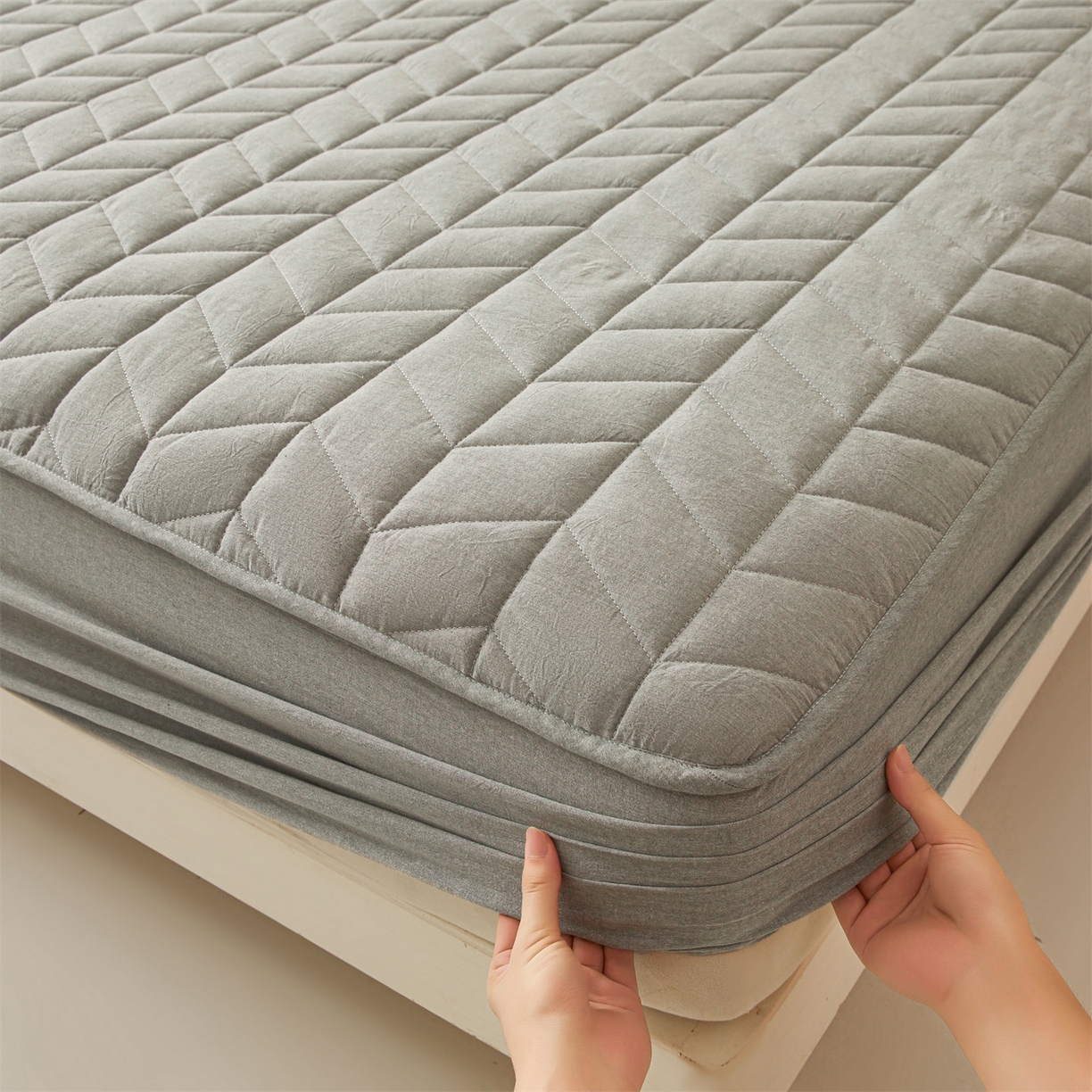 91家纺网 家纺一手货源 找家纺 优眠坊 2025新品全棉色织水洗棉纯棉夹棉抗菌绗缝床笠-幻格系列 幻格-幻影灰