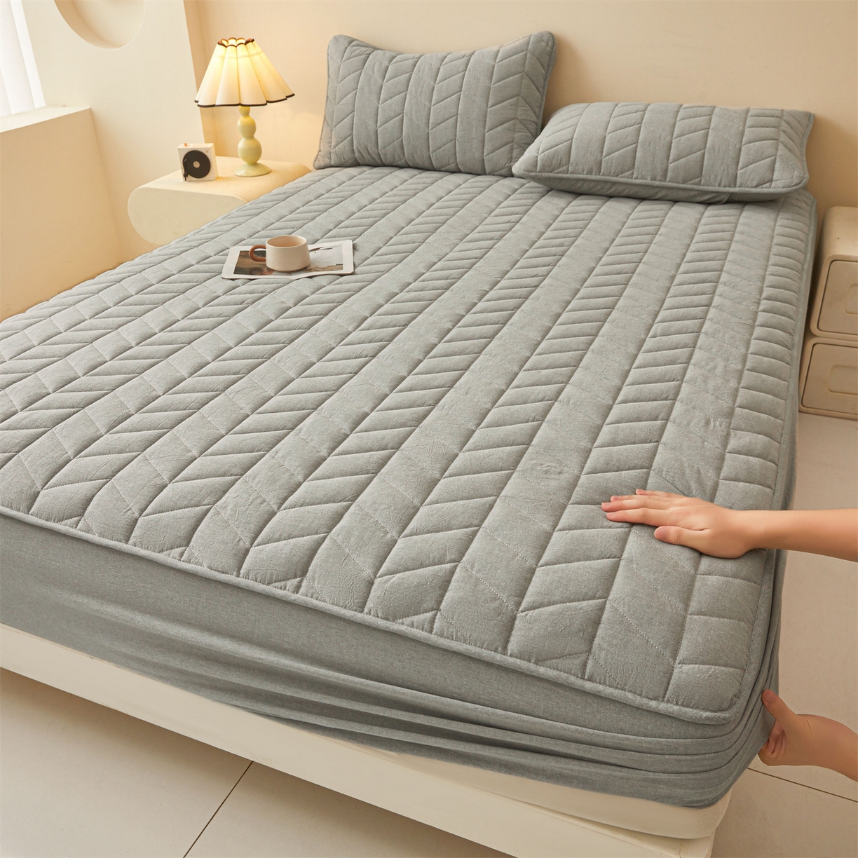 91家纺网 家纺一手货源 找家纺 优眠坊 2025新品全棉色织水洗棉纯棉夹棉抗菌绗缝床笠-幻格系列 幻格-幻影灰