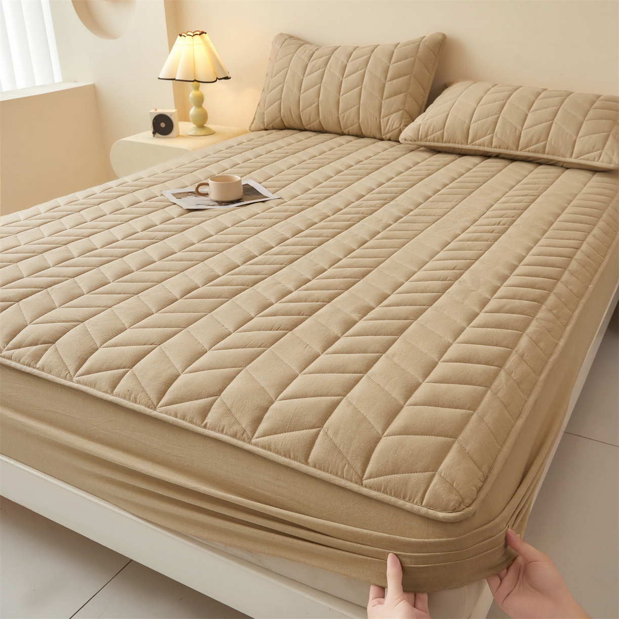 91家纺网 家纺一手货源 找家纺 优眠坊 2025新品全棉色织水洗棉纯棉夹棉抗菌绗缝床笠-幻格系列 幻格-卡其