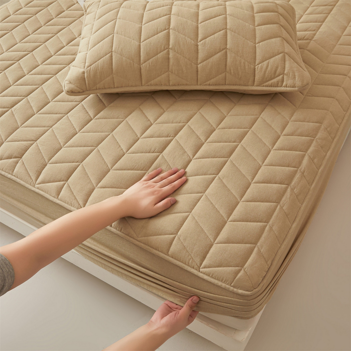 91家纺网 家纺一手货源 找家纺 优眠坊 2025新品全棉色织水洗棉纯棉夹棉抗菌绗缝床笠-幻格系列 幻格-卡其