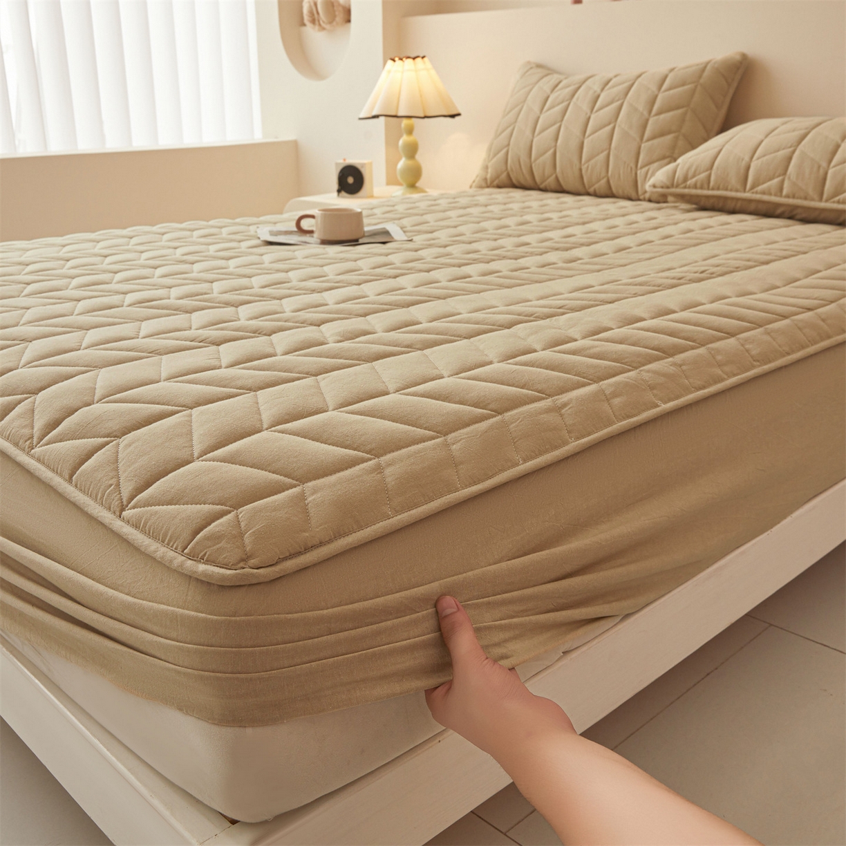 91家纺网 家纺一手货源 找家纺 优眠坊 2025新品全棉色织水洗棉纯棉夹棉抗菌绗缝床笠-幻格系列 幻格-卡其