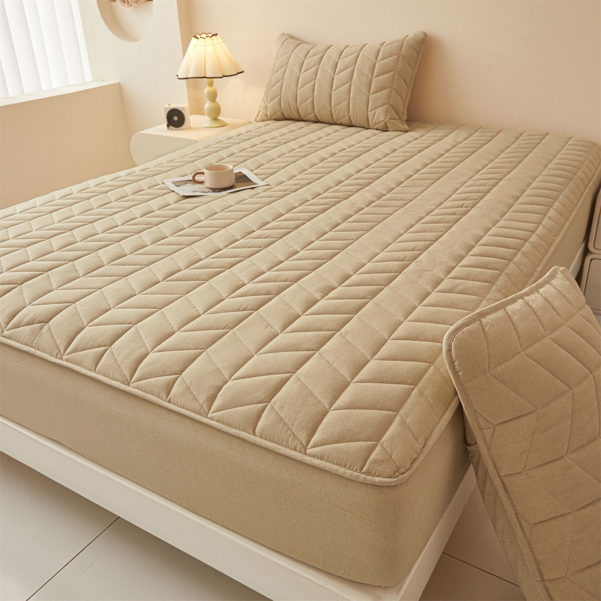 91家纺网 家纺一手货源 找家纺 优眠坊 2025新品全棉色织水洗棉纯棉夹棉抗菌绗缝床笠-幻格系列 幻格-卡其