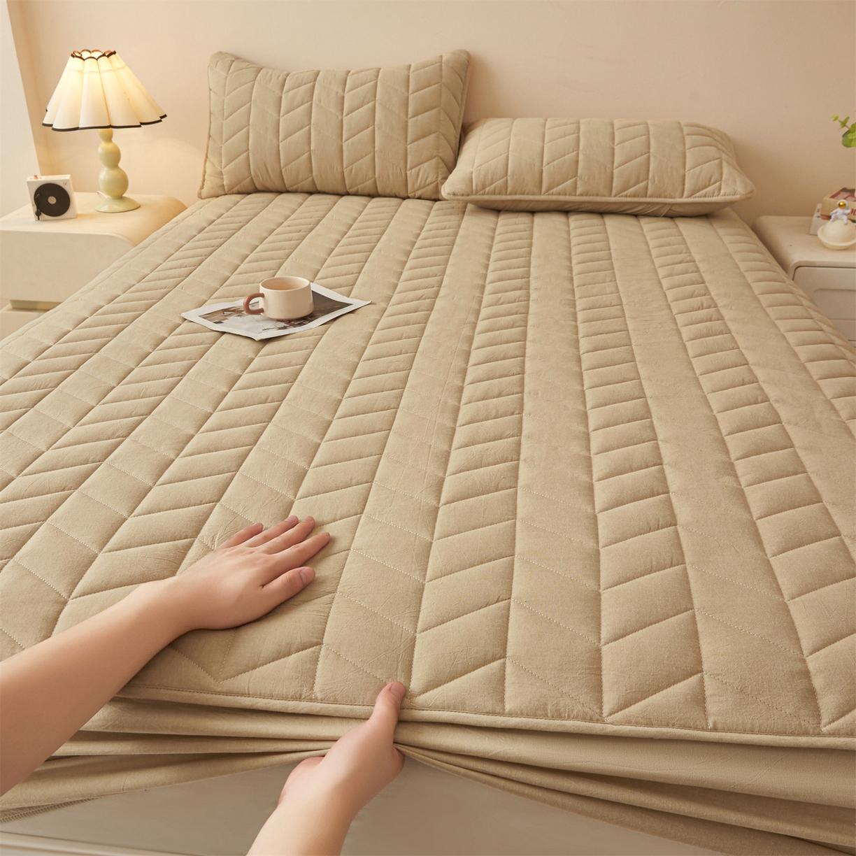 91家纺网 家纺一手货源 找家纺 优眠坊 2025新品全棉色织水洗棉纯棉夹棉抗菌绗缝床笠-幻格系列 幻格-卡其