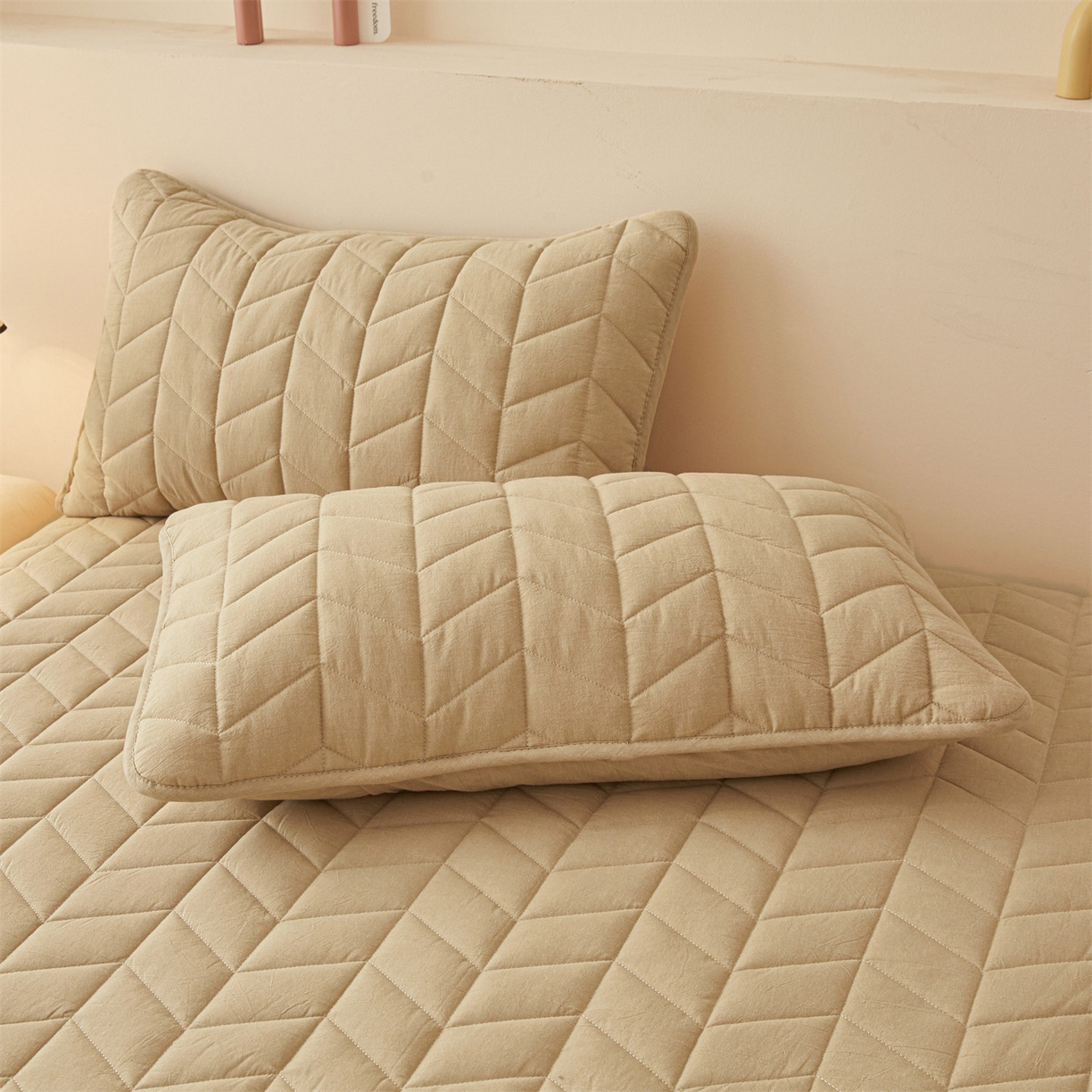 91家纺网 家纺一手货源 找家纺 优眠坊 2025新品全棉色织水洗棉纯棉夹棉抗菌绗缝床笠-幻格系列 幻格-卡其