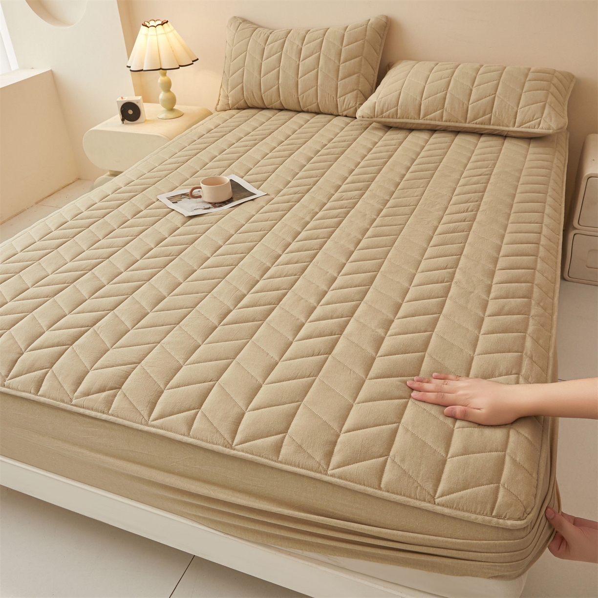 91家纺网 家纺一手货源 找家纺 优眠坊 2025新品全棉色织水洗棉纯棉夹棉抗菌绗缝床笠-幻格系列 幻格-卡其