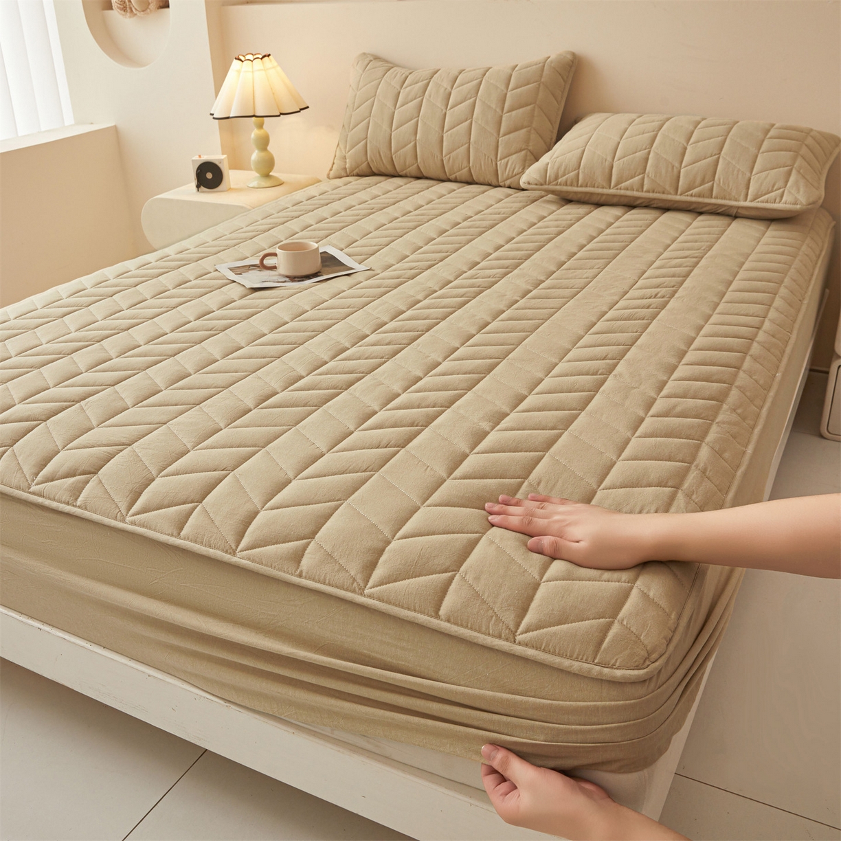 91家纺网 家纺一手货源 找家纺 优眠坊 2025新品全棉色织水洗棉纯棉夹棉抗菌绗缝床笠-幻格系列 幻格-卡其