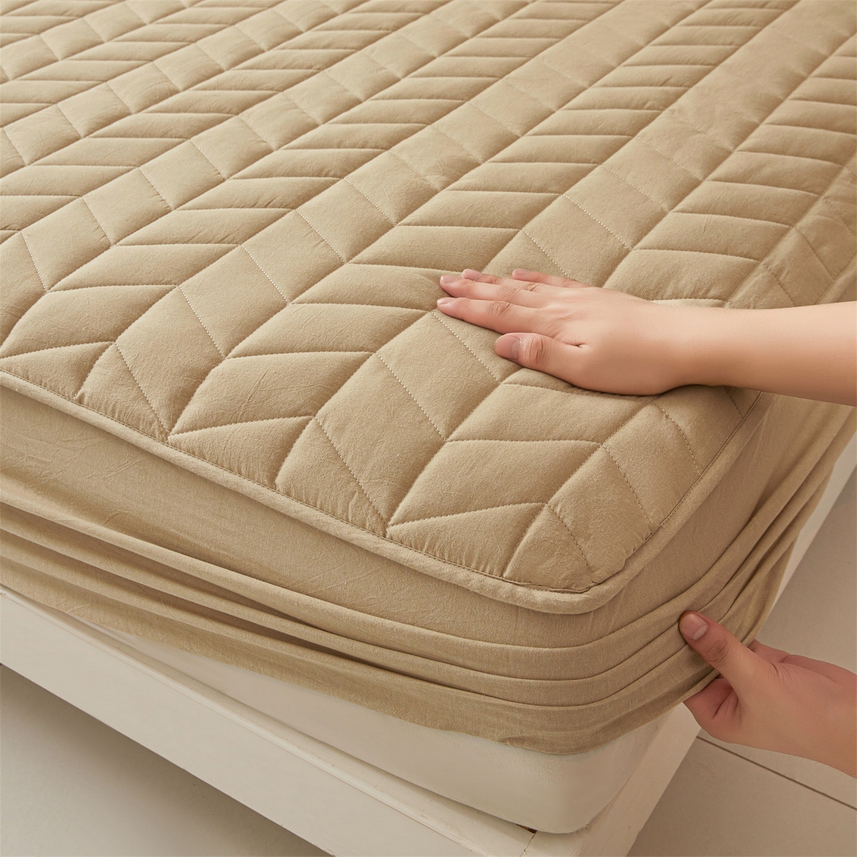 91家纺网 家纺一手货源 找家纺 优眠坊 2025新品全棉色织水洗棉纯棉夹棉抗菌绗缝床笠-幻格系列 幻格-卡其