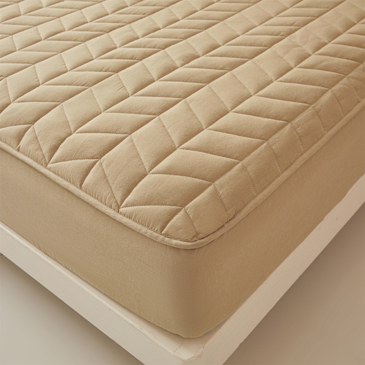 91家纺网 家纺一手货源 找家纺 优眠坊 2025新品全棉色织水洗棉纯棉夹棉抗菌绗缝床笠-幻格系列 幻格-卡其