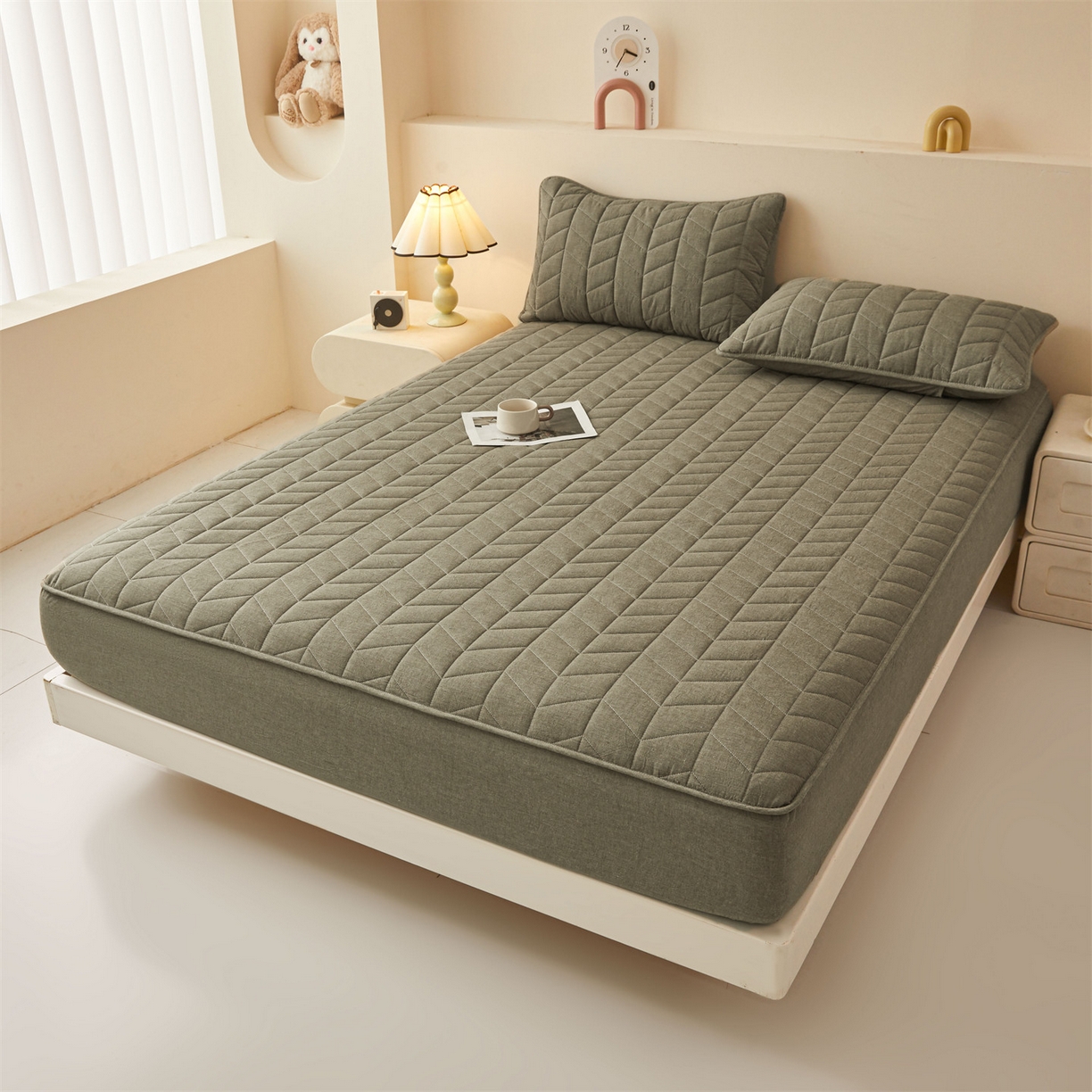 91家纺网 家纺一手货源 找家纺 优眠坊 2025新品全棉色织水洗棉纯棉夹棉抗菌绗缝床笠-幻格系列 幻格-墨绿