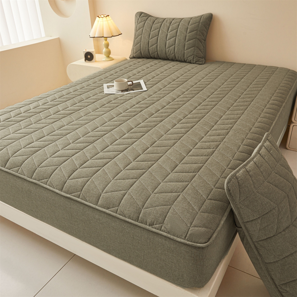 91家纺网 家纺一手货源 找家纺 优眠坊 2025新品全棉色织水洗棉纯棉夹棉抗菌绗缝床笠-幻格系列 幻格-墨绿