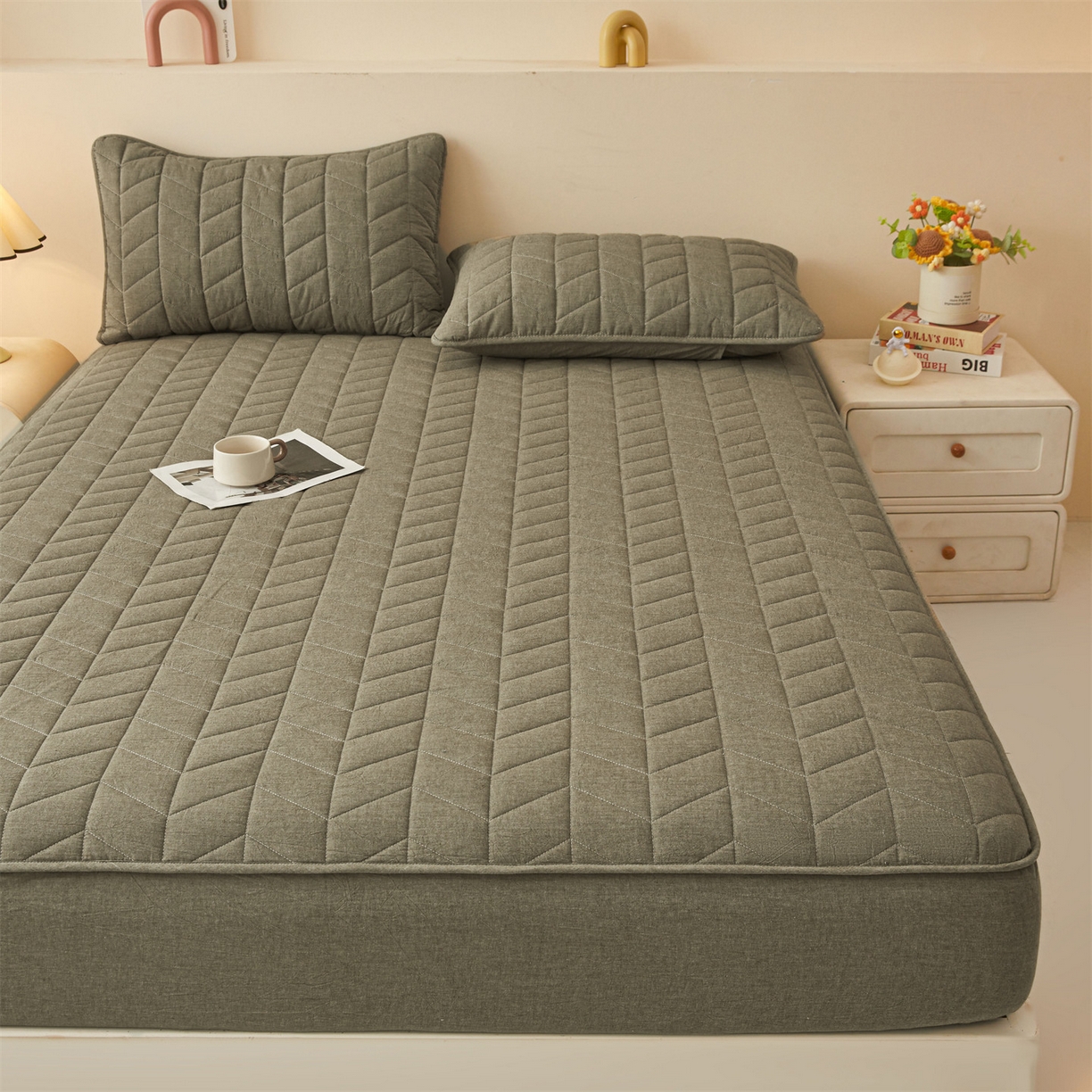 91家纺网 家纺一手货源 找家纺 优眠坊 2025新品全棉色织水洗棉纯棉夹棉抗菌绗缝床笠-幻格系列 幻格-墨绿