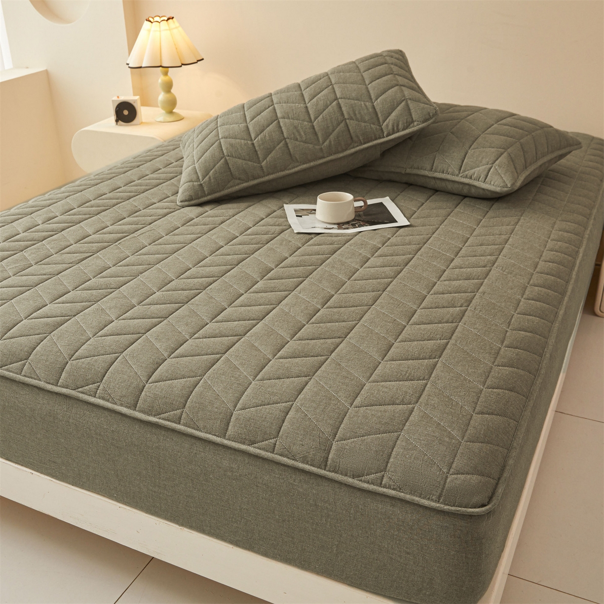 91家纺网 家纺一手货源 找家纺 优眠坊 2025新品全棉色织水洗棉纯棉夹棉抗菌绗缝床笠-幻格系列 幻格-墨绿