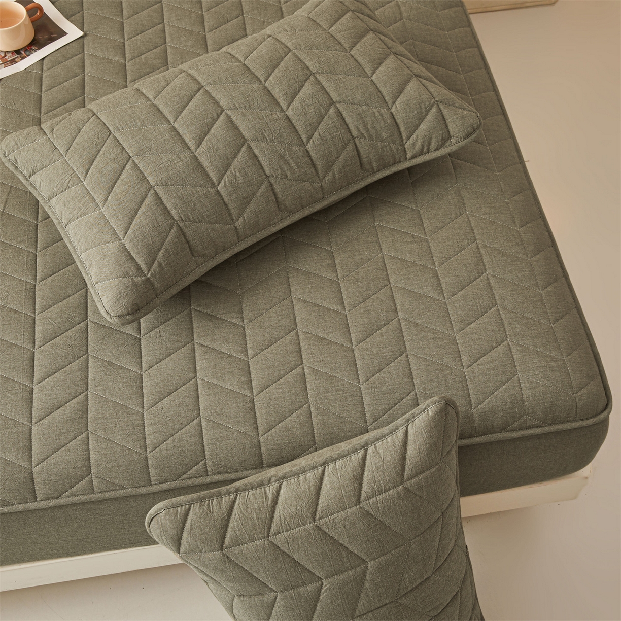 91家纺网 家纺一手货源 找家纺 优眠坊 2025新品全棉色织水洗棉纯棉夹棉抗菌绗缝床笠-幻格系列 幻格-墨绿