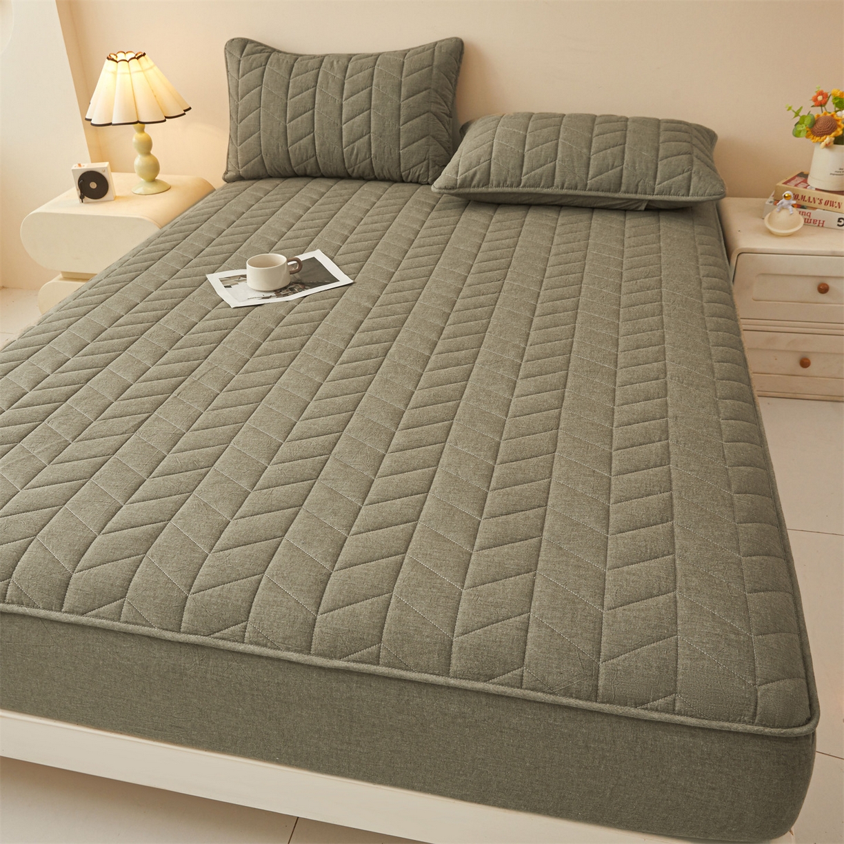 91家纺网 家纺一手货源 找家纺 优眠坊 2025新品全棉色织水洗棉纯棉夹棉抗菌绗缝床笠-幻格系列 幻格-墨绿